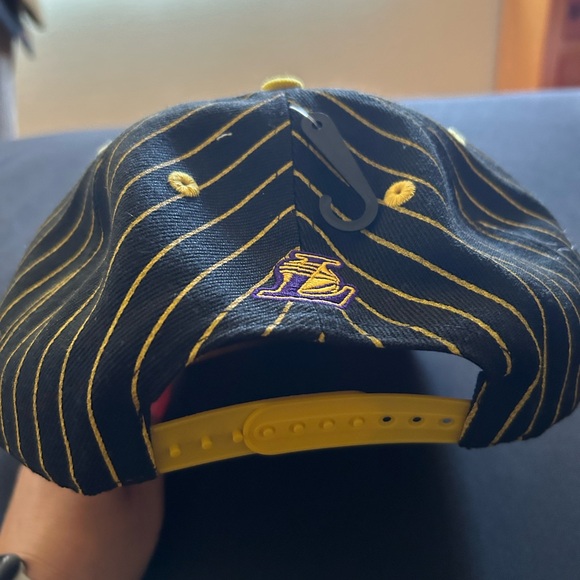 Ultra Game NBA LOS ANGELES LAKERS 1948 Snapback Hat Black w/ Gold Pinstripes NWT - Picture 4 of 4